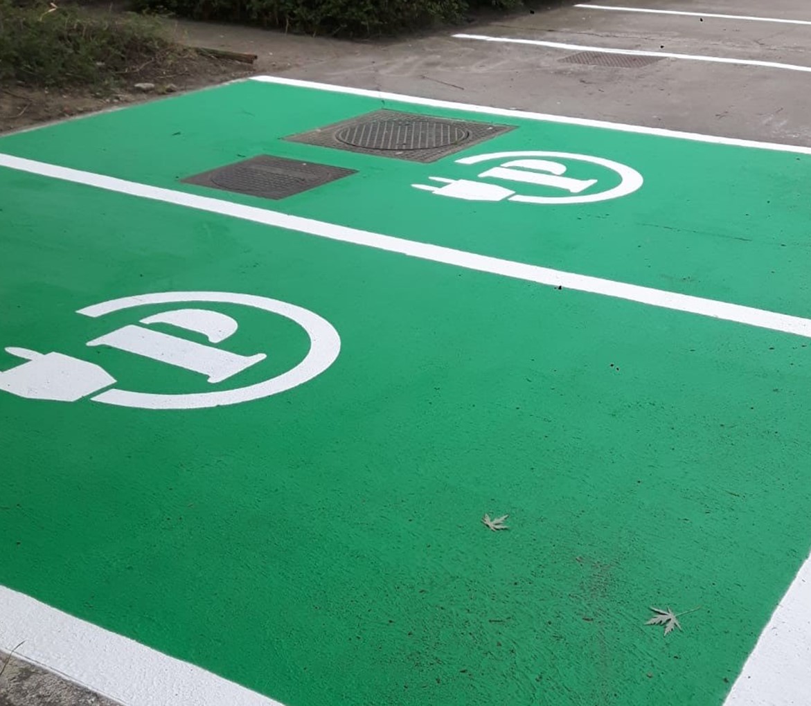 Places de stationnement pour voitures électriques par Remotec