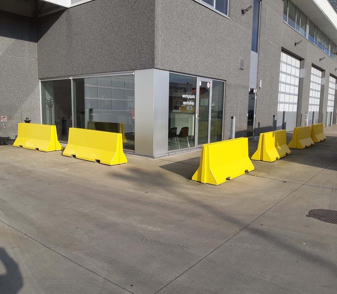 jersey sentier pédestre de délimitation en béton peint en jaune