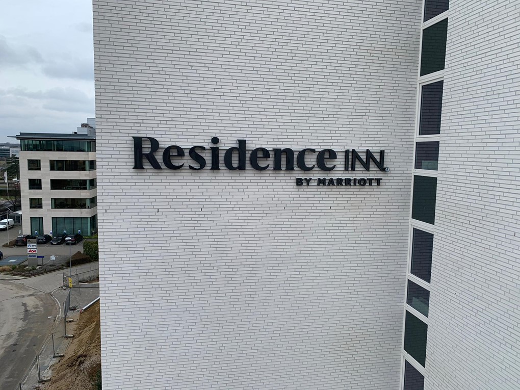 Lettres lumineuses sur la façade du Residence Inn by Marriott de Candor et Remotec
